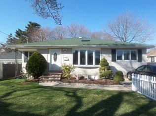 1 4th St, Farmingdale, NY 11735