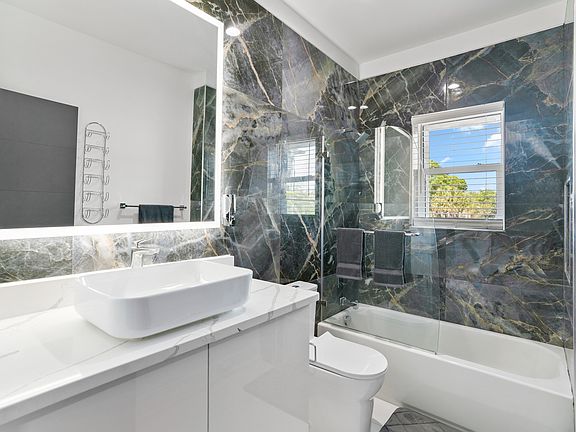 4th image of 931 S Howard Ave #4