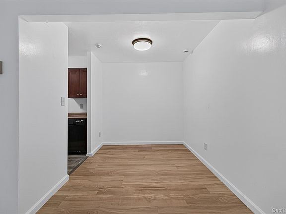 3rd image of 8 Valley Forge Court