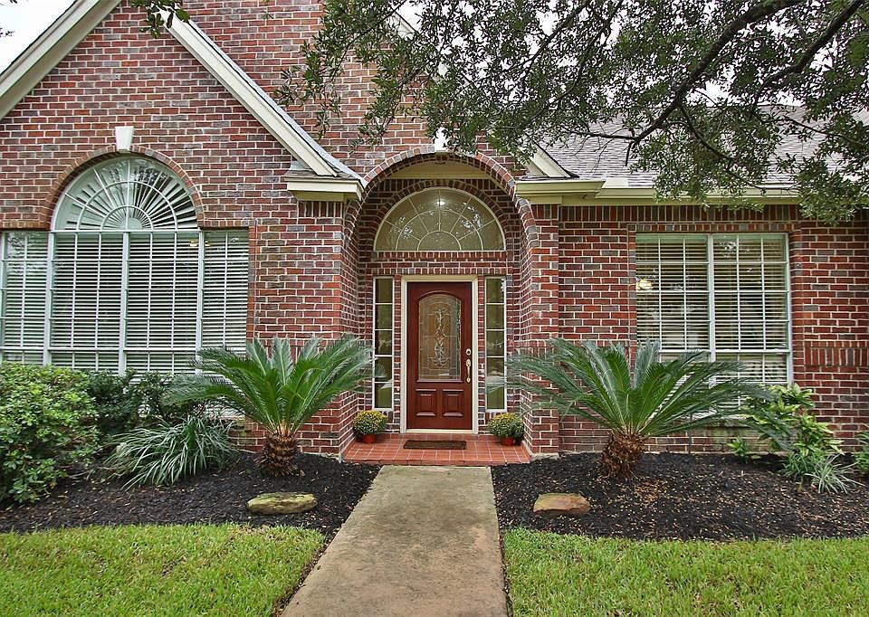 Beautiful front porch to welcome your guests!
