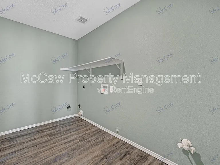 1371 Honeysuckle Ln — Photo 16