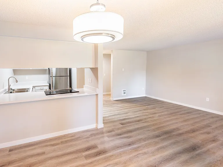 Riverside Park Apartments — Photo 15