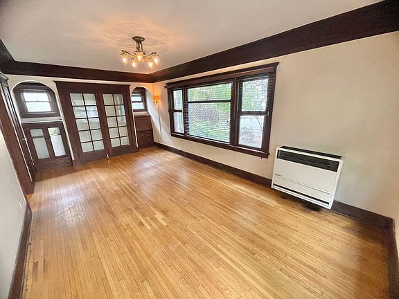 3rd image of 366 Carroll Park E APT C