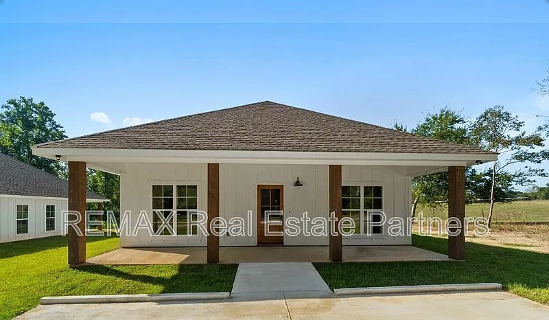 3 bed, 2.0 bath, 1350 sqft, $1,850 — Photo 2