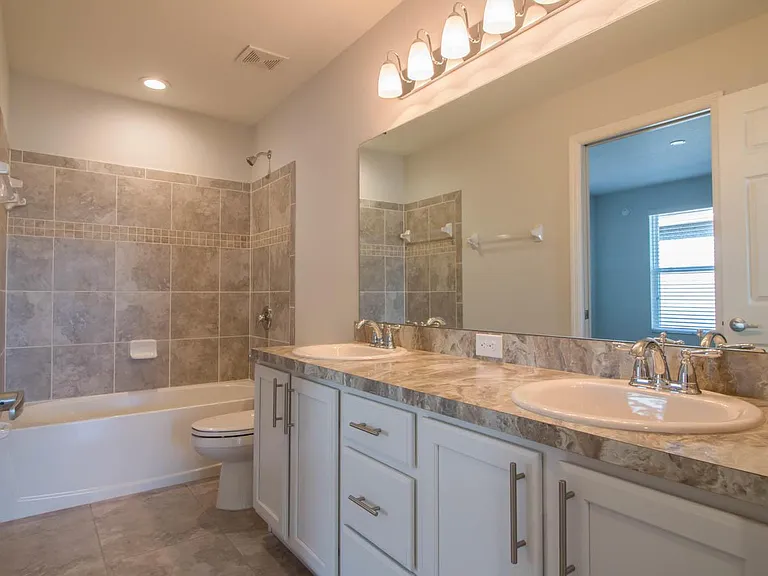 1097 Grantham Dr — Photo 3