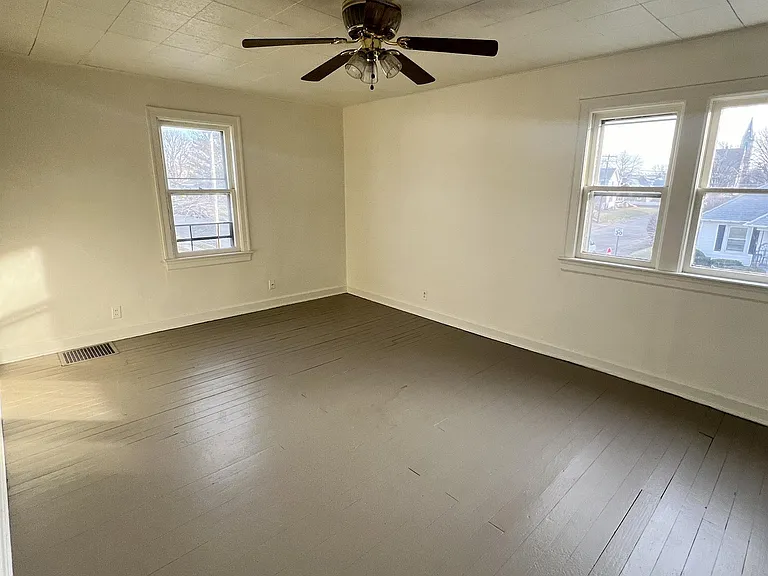 609 W Broadway — Photo 3