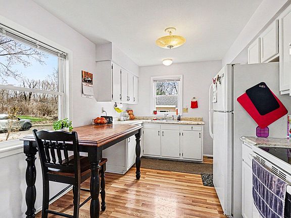 3rd image of 2424 Nichols Rd