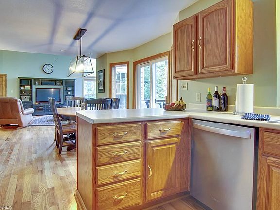 4th image of 2487 Golf View Dr NE