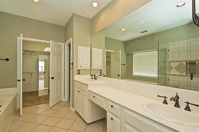 Master Bah area - vanity