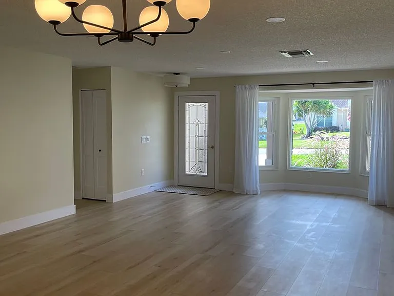 8143 Laurel Green Dr — Photo 2