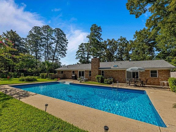 2nd image of 2940 Huntington Dr