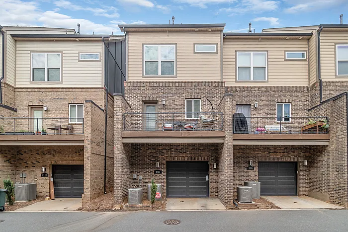 3 bed, 3.5 bath, 1999 sqft, $3,600 — Photo 3