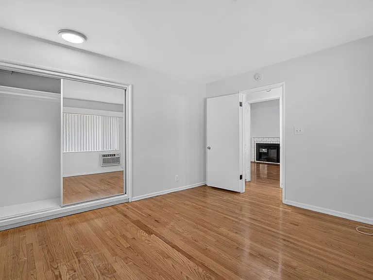 425 S Los Robles Ave — Photo 16