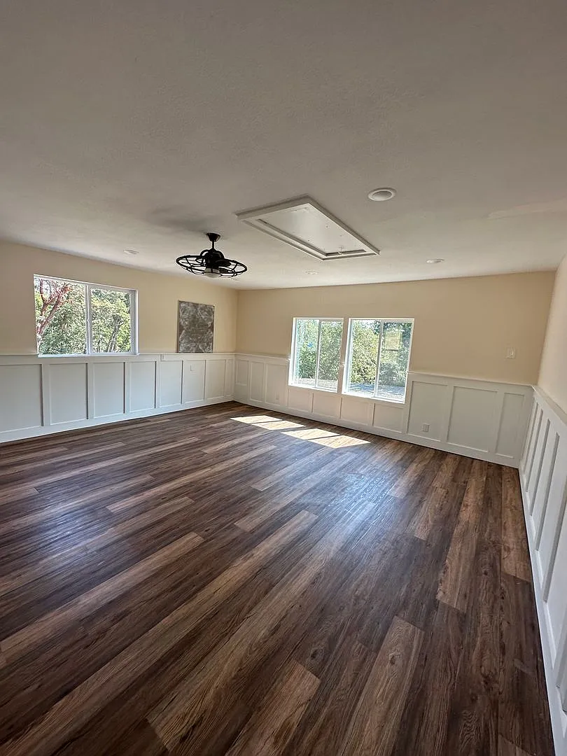 Melrose 4 bedroom 2 story Farm house with wrap around porch — Photo 4