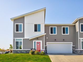 9526 Crowning Dr, West Des Moines, IA 50266