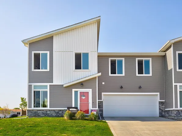 9526 Crowning Dr, West Des Moines, IA 50266