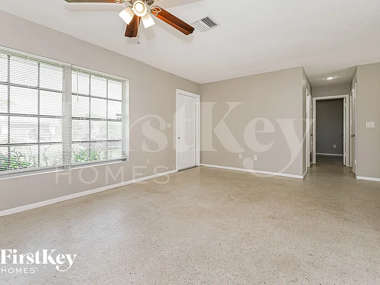 687 SW Heather St — Photo 5