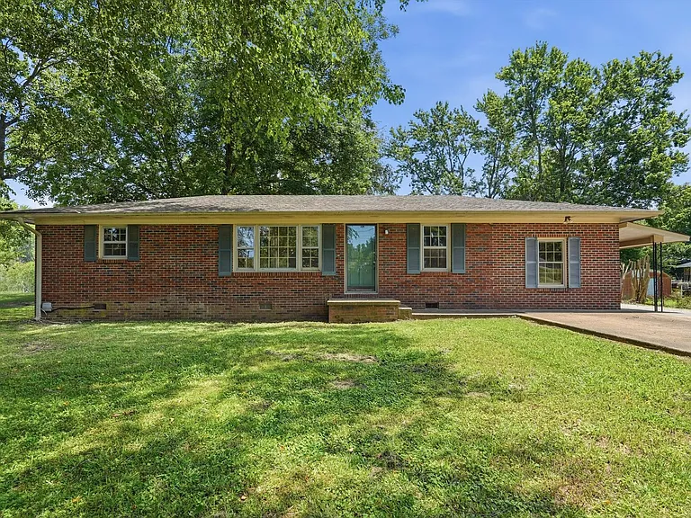 704 Jackson Dr — Photo 1