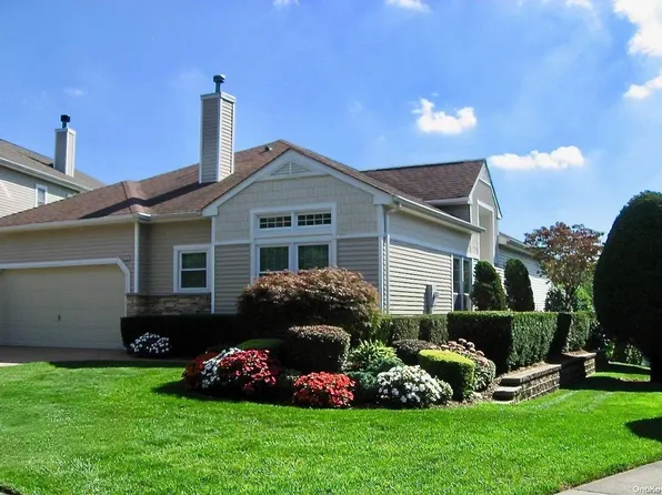 22 Bayview Drive #1, Plainview, NY 11803