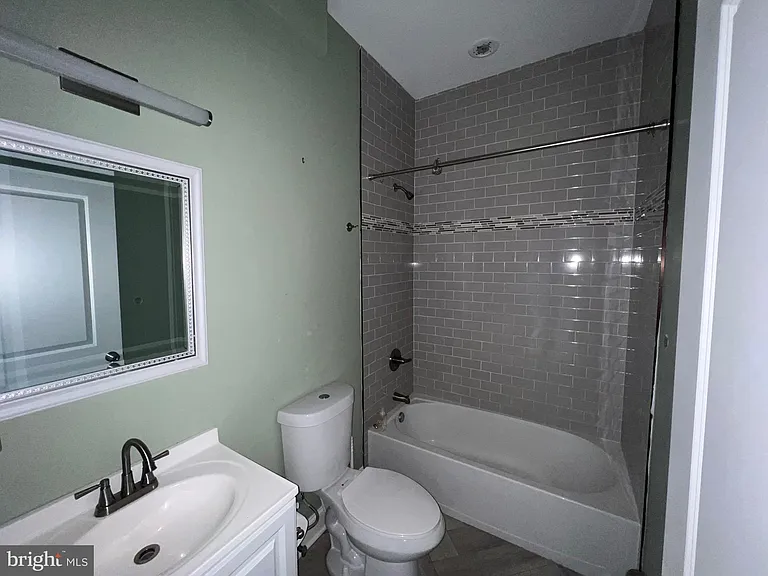 1829 N 33rd St #2F — Photo 3