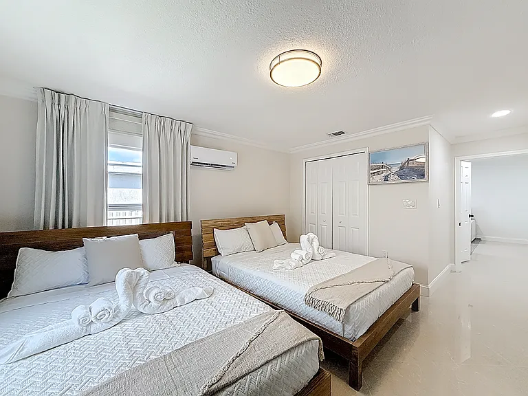 Double Queen - Window overlooks Miami River in back
