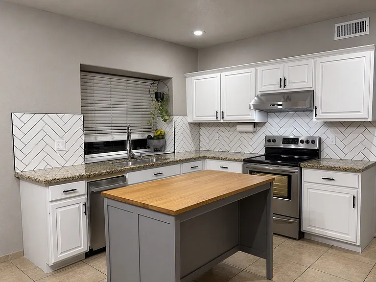 965 E Gila Ln — Photo 4
