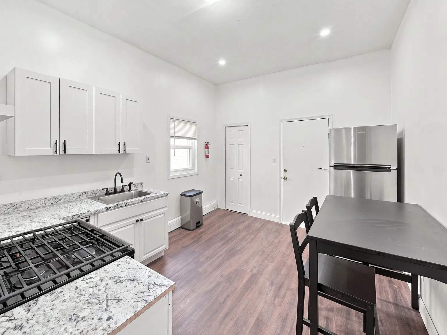 3 bed, 1000 sqft, $2,200 — Photo 3