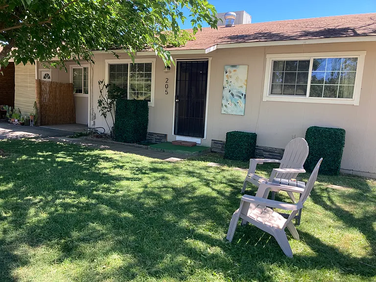 205 Wright Ln — Photo 1