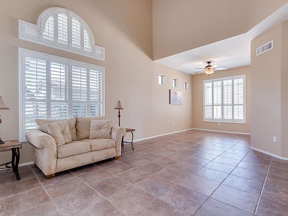 4th image of 2947 N Avoca Cir