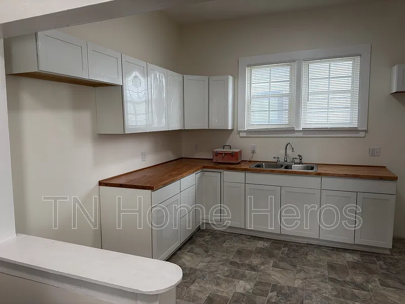 2 bed, 1.0 bath, 1100 sqft, $1,800 — Photo 2