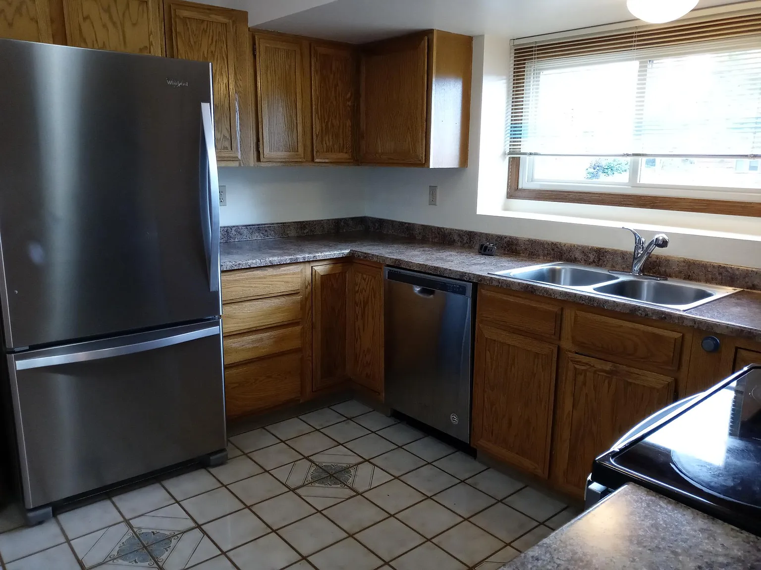 3 bed, 2336 sqft, $2,450 — Photo 4