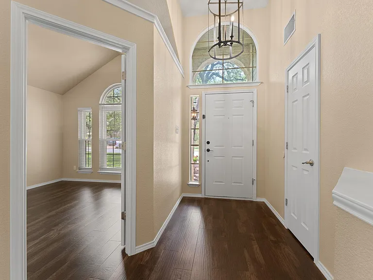2104 Lobelia Dr — Photo 5