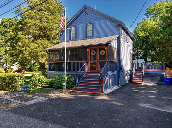 4 3rd St, Barrington, RI 02806