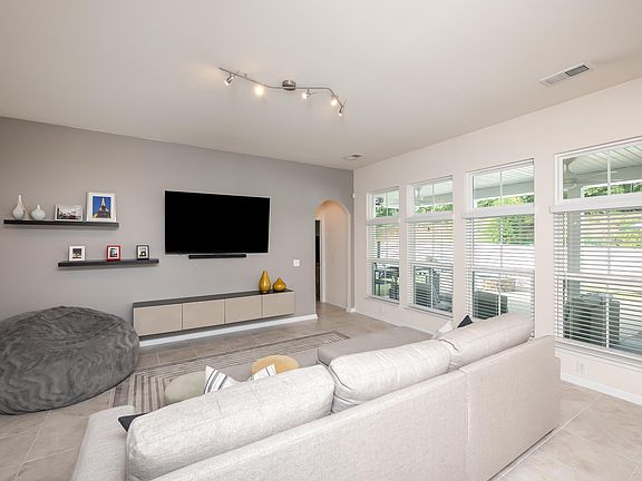 4th image of 231 Chapel Hill Ln