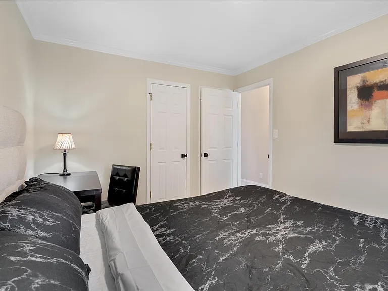 2225 Summit St #4 — Photo 16