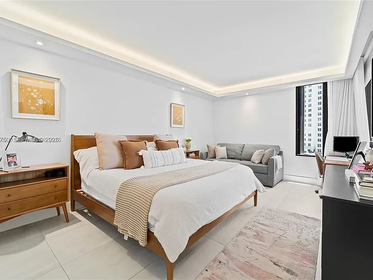 520 Brickell Key Dr — Photo 9