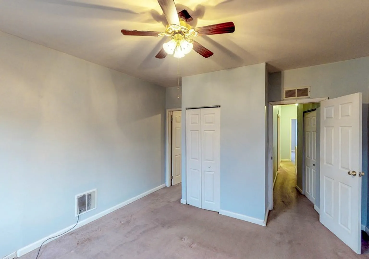 2429 Christian St - 2 Bedroom + Den! — Photo 3
