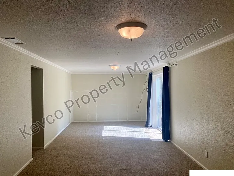 1400 Hillcrest Dr — Photo 13