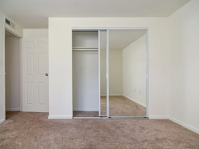 2016-10-31_Park Crescent Apartments-019