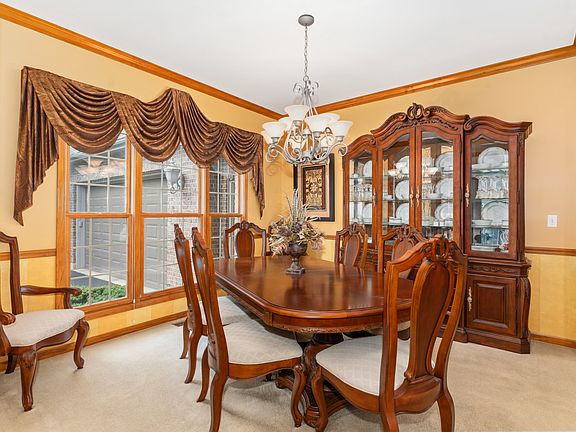 3rd image of 707 Evergreen Ln
