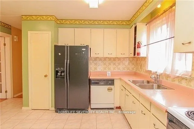 31 Lakeland Dr #UPPER LEVEL — Photo 8
