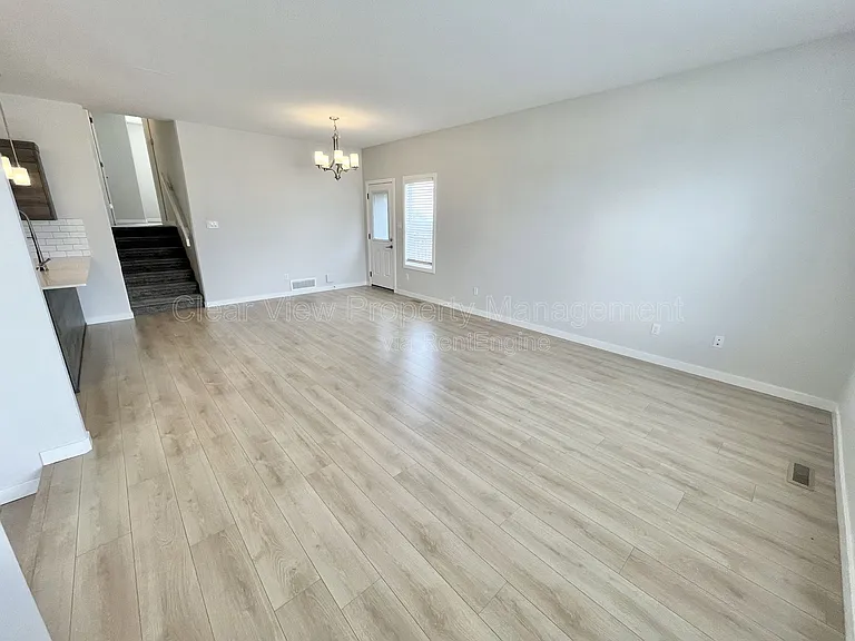 98 Sunridge Blvd W #UPPER LEVEL — Photo 3
