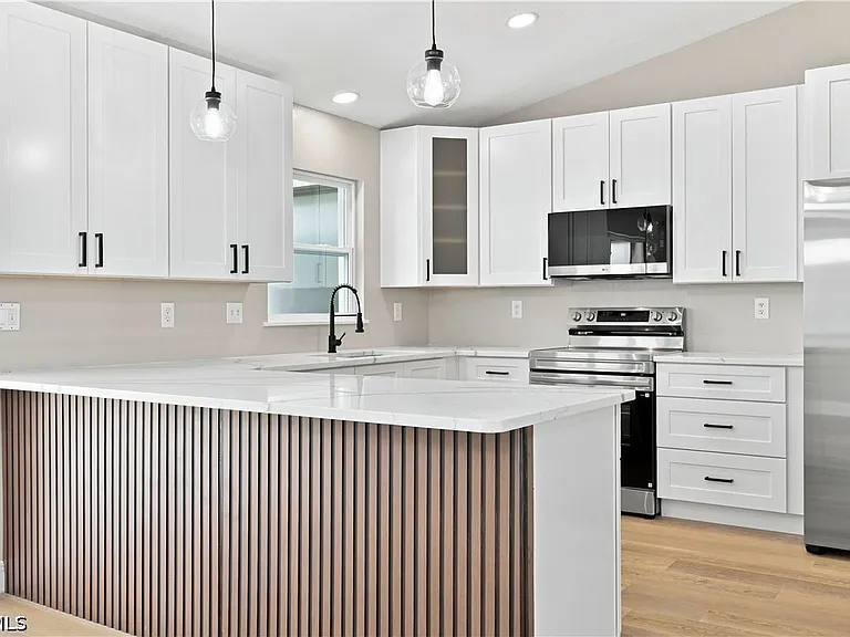 903 SE 20th Ct — Photo 16