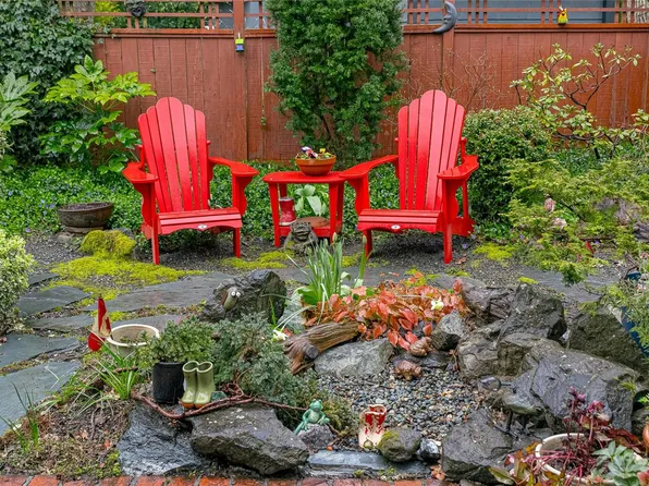 1041 Belmont Ave, Victoria, BC V8S 3T4