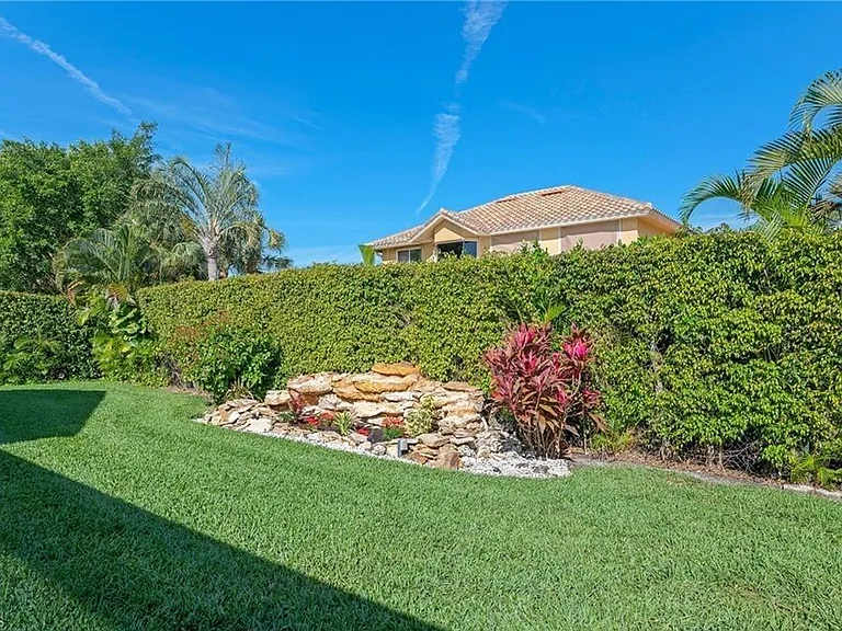 2307 Queens Way — Photo 35
