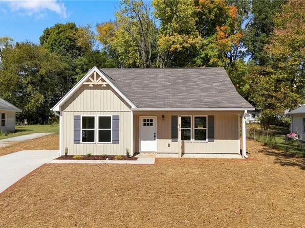 206 Ridgecrest St, Thomasville, NC 27360