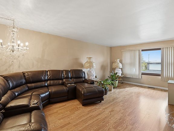 4th image of 3858 E Lakeview Dr