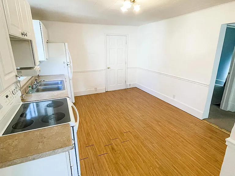 1025 Prickett Ave — Photo 4