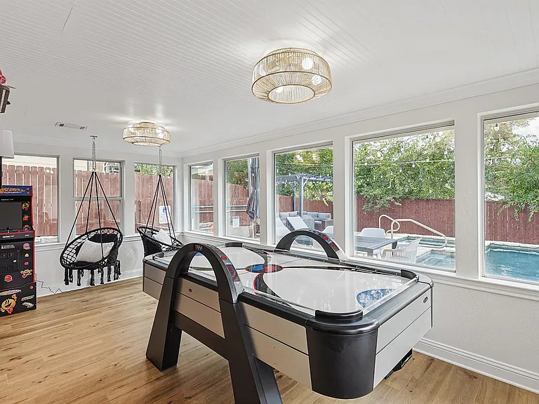 6872 Greenleaf Dr — Photo 10