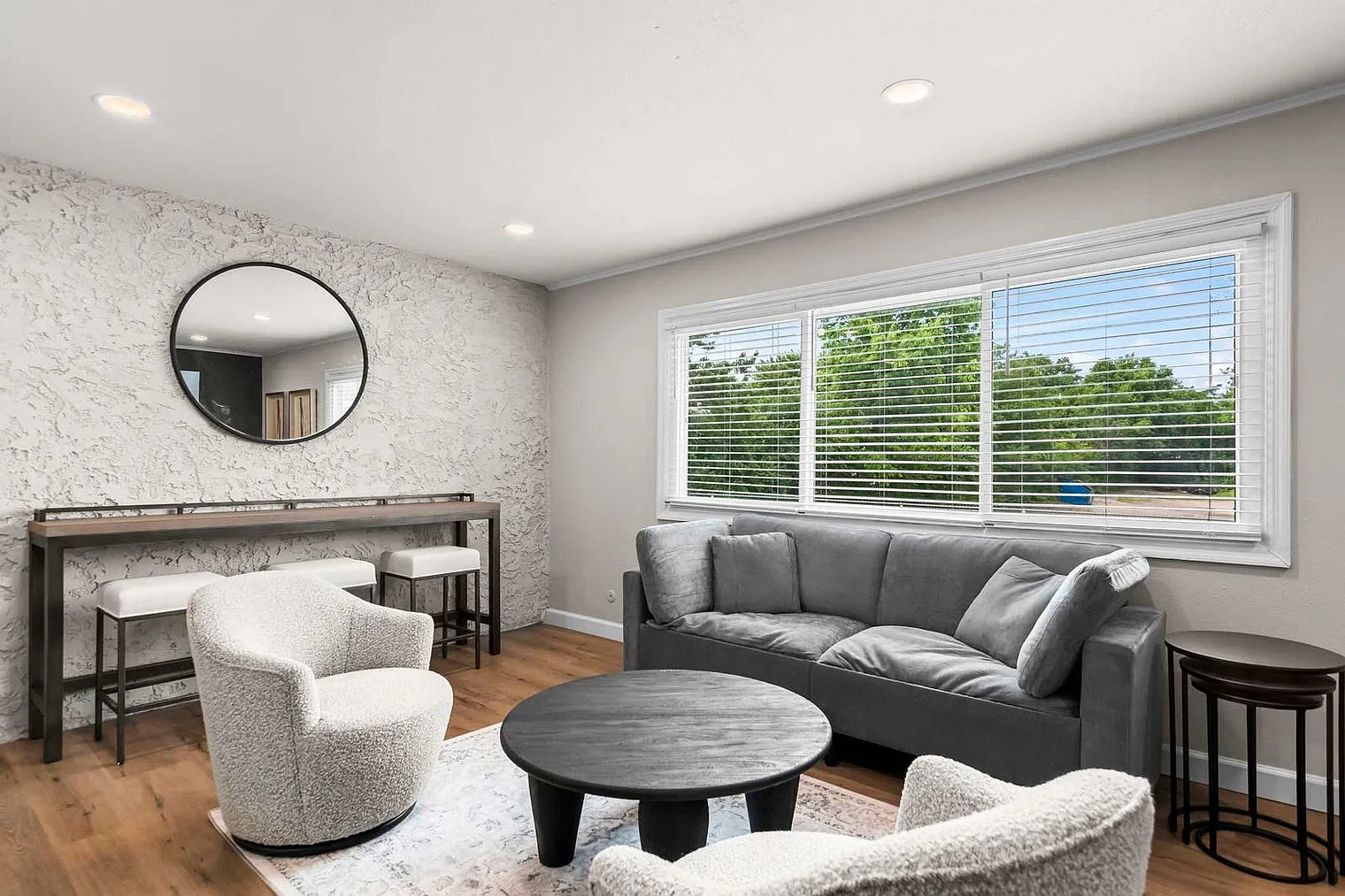 2 bed, 1.0 bath, 990 sqft, $2,406 — Photo 2